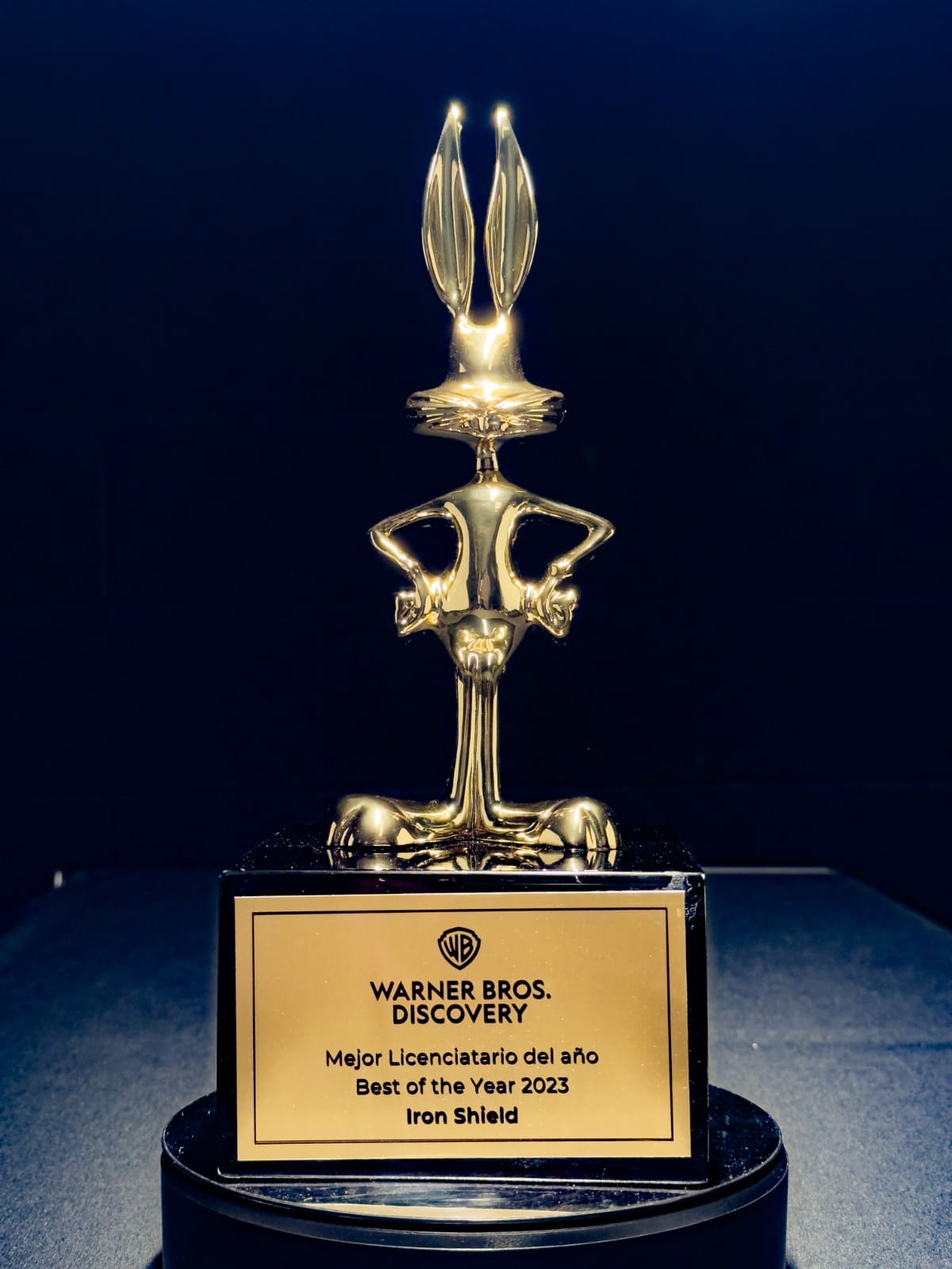 Estatua de los Bugs Bunny Awards en fondo negro